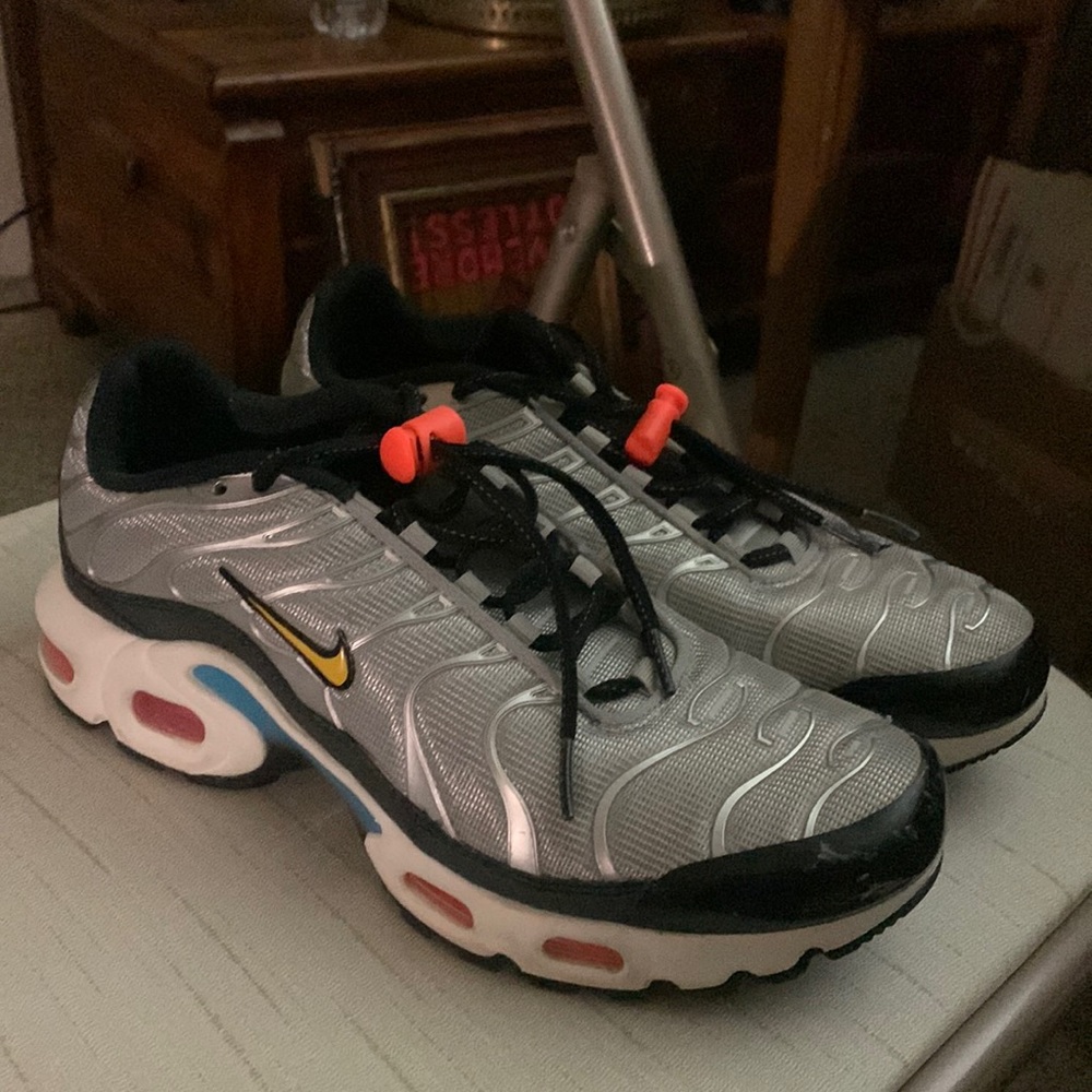 Nike Boys/Men tennis shoes size 7. Like new only worn a few times